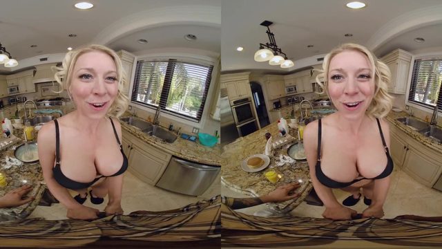 Инцест VR порно – мачеха делится членом любовника с падчерицей