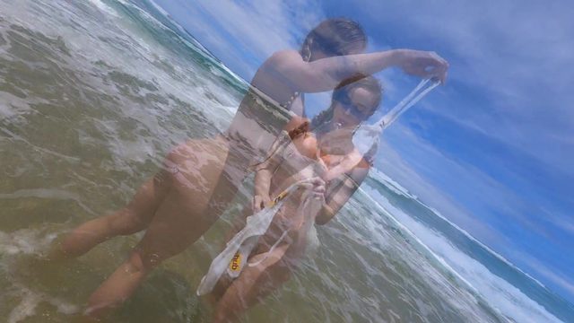 Бесстыжая девка засунула трусы себе в жопу на безлюдном пляже