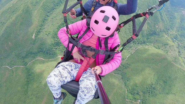 Девка сквиртит во время полета на параплане на высоте 2000 м над уровнем моря