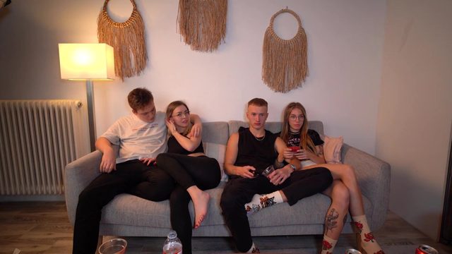Парень и девушка трахаются на одном диване с друзьями