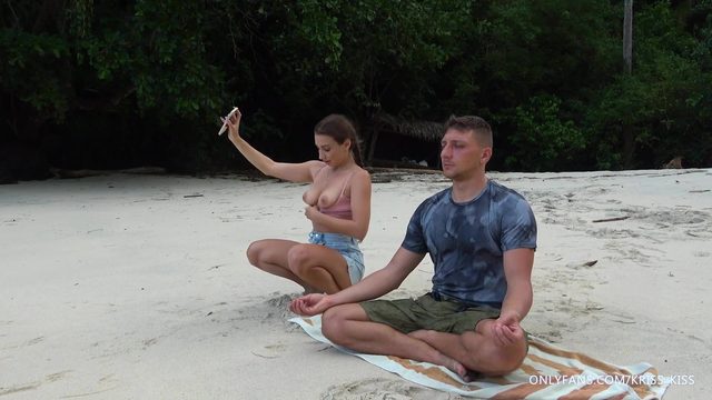 Незнакомка сосет мой большой член, пока я медитирую на пляже